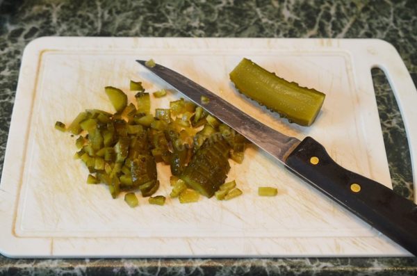 Wash and dry the cucumbers. Cut them into very small cubes. Alternatively, you can grate them using a coarse grater, but be sure to squeeze out excess liquid if you choose this method.

