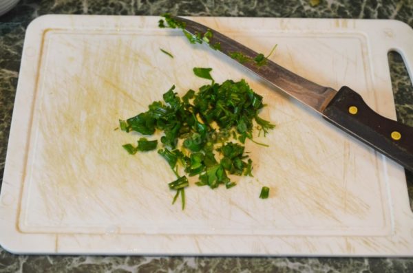 Thoroughly wash, dry, and finely chop the fresh herbs. If you don't have fresh herbs on hand, you can use dried powdered herbs such as tarragon, onion, and parsley as an alternative.

