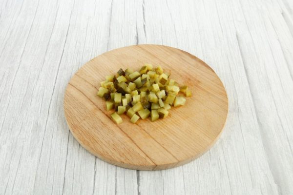 Cut the pickled cucumbers into small cubes in the same way.

