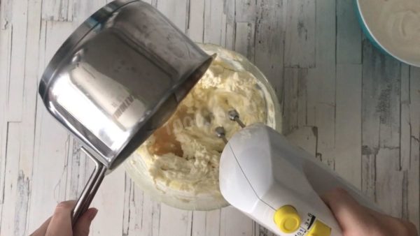 While continuously stirring, pour the melted gelatin into the cottage cheese mixture.


