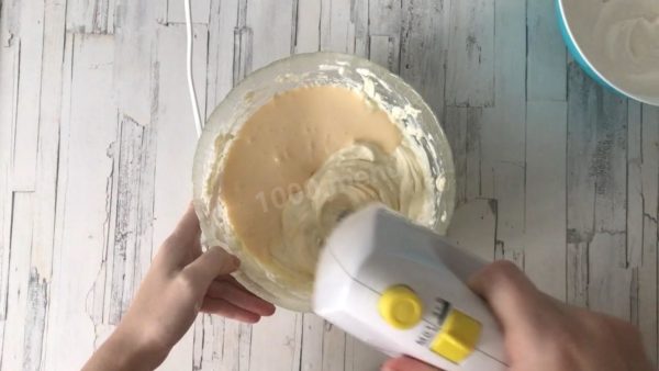 Add the yolk mixture to the cream filling and mix well. You can use a mixer for this step.


