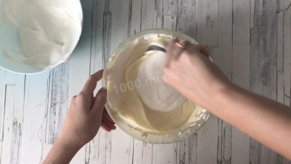 Gently fold the whipped cream into the filling. Use a silicone or other spatula for this.



