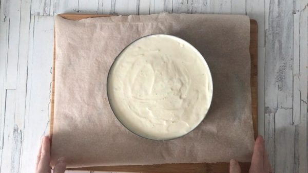 Spread the filling over the cookie base of the cake, smoothing it out, and refrigerate for 3-5 hours.


