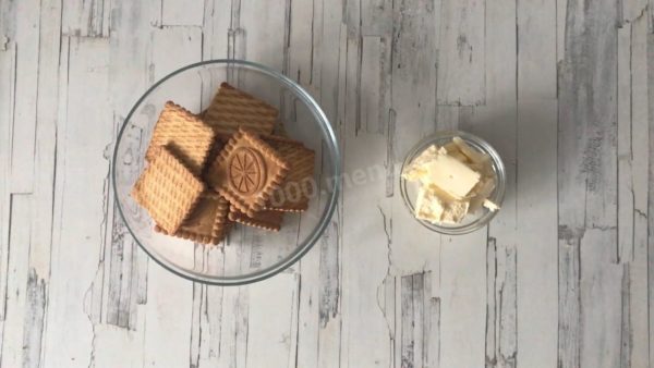 How to prepare a cottage cheese and cream cake? Get the ingredients ready for the cake base. You can use any type of shortbread cookies according to your preference. Almost any kind, even the simplest and most affordable, will work. Use high-quality, aromatic butter. Take it out of the refrigerator ahead of time so it reaches room temperature.


