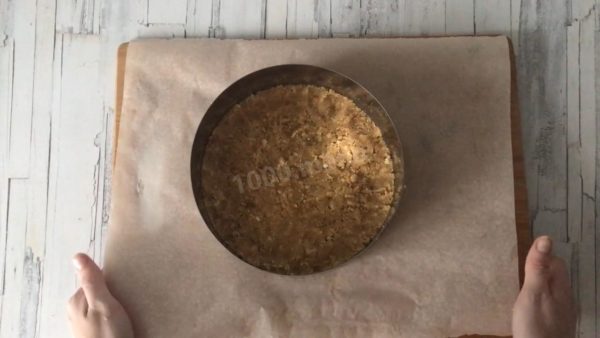 Transfer the resulting cookie mixture into a springform pan lined with parchment paper (⍉ 20-22 cm), spread it evenly, and press it down. Place the pan in the refrigerator.


