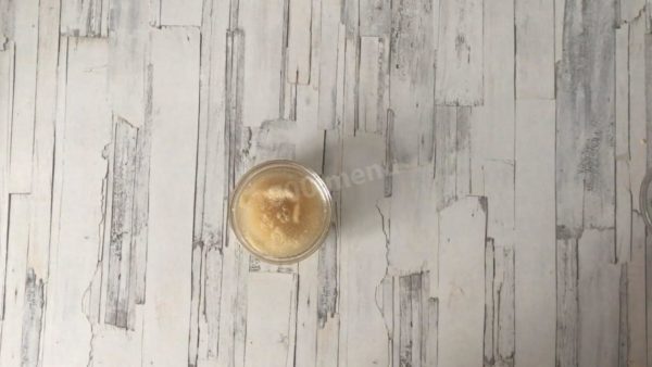 Pour 50 ml of cold boiled water over the gelatin and let it soak. Make sure to use gelatin that can be hydrated with cold water. If you have a different type of gelatin, follow the instructions on the package.


