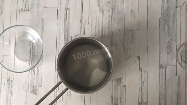 In a saucepan, combine 50 ml of water and sugar to make a syrup (the syrup is ready when it reaches 108°C).


