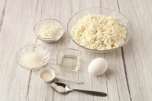 How to prepare delicious cottage cheese pancakes in a frying pan? Begin by measuring out the required ingredients. Cottage cheese with any level of fat content will work, and you can substitute vanilla sugar with vanillin.

