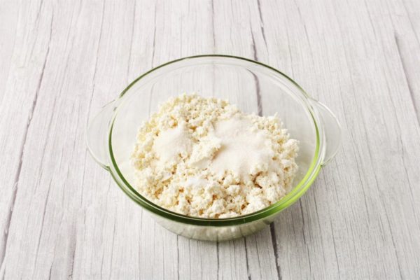 Place the cottage cheese in a appropriately-sized bowl. Add salt, sugar, and vanilla sugar (use sugar to taste), then mix well.

