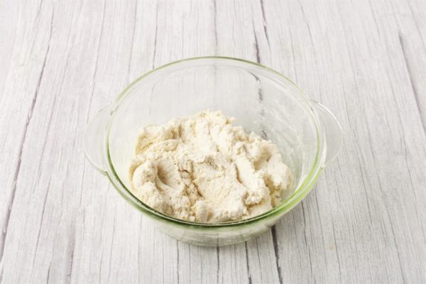 Allow the cottage cheese dough to rest on the table for 15 minutes. This will disperse the gluten in the flour, making it easier to shape the pancakes.


