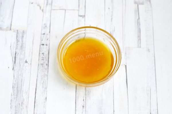 In a bowl, combine liquid honey and vegetable oil, mixing until you achieve a smooth mixture. If the honey has solidified, you can pre-melt it in the microwave or by using a double boiler.

