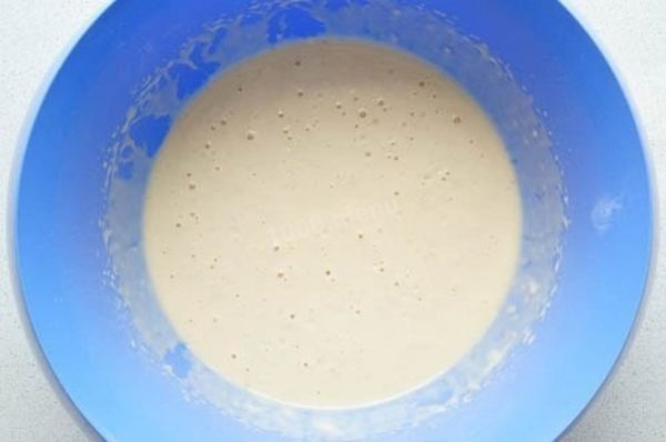 Add the egg and mix with a mixer, then pour in the milk and mix again. Finally, add 3 tablespoons of olive oil and continue mixing for two minutes.


