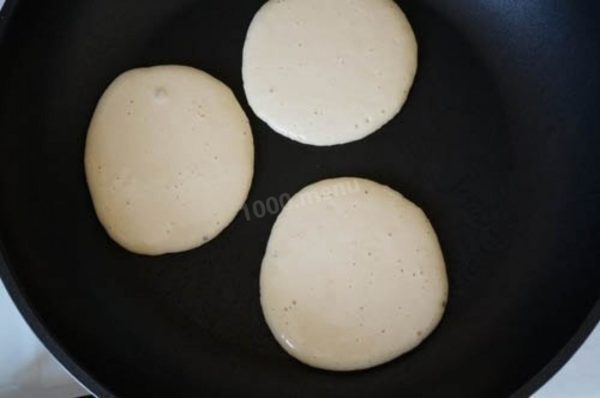 Preheat a frying pan over medium heat WITHOUT ADDING OIL, and ladle out portions of the pancake batter. For tips on choosing the right frying pan, consult the article on selecting frying pans linked at the end of the recipe.


