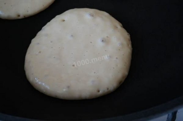Wondering when to flip the pancakes? Wait for bubbles to appear all over the surface of the pancake; this is a sign it's ready to be flipped. Typically, each side takes about 2-3 minutes to cook.


