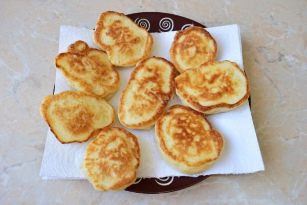 Place the cooked pancakes on a paper towel to remove any excess oil. These hearty, fragrant, and delicious pancakes can be enjoyed with toppings like jam or sour cream. Bon appétit!
