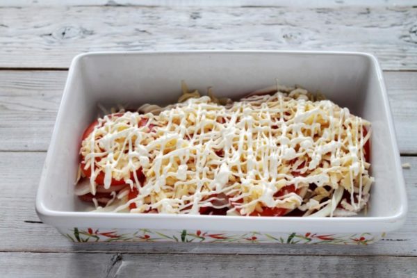Create a thick lattice of mayonnaise over the cheese layer.


