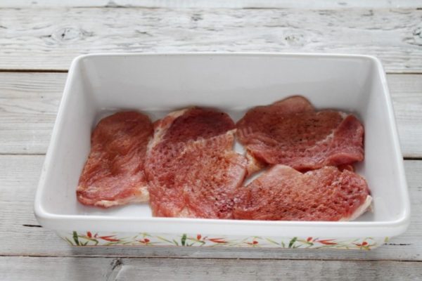 Lightly grease a baking dish with olive or refined sunflower oil. Arrange the pork chops in a single layer.


