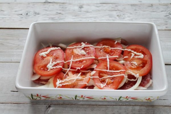 Gently brush a layer of mayonnaise over the tomatoes. If you're not fond of mayonnaise, sour cream makes an excellent alternative.



