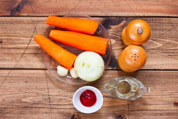 Let's learn how to sauté carrots and onions in a frying pan. Begin by gathering all the necessary ingredients. Garlic can enhance the flavor of the dish, but it's optional. Adding tomato paste will make the carrots and onions more vibrant and juicy, but you can omit it or substitute it with tomato sauce, canned tomatoes, or ketchup.


