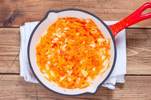 Peel the onion and chop it as desired: into cubes, half rings, or finely. Add the chopped onion to the sautéed carrots and continue cooking together for another 5-10 minutes.


