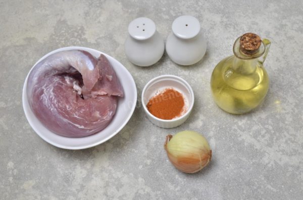 Wondering how to pan-fry tender and juicy slices of pork or turkey with onions? Start by gathering your ingredients. For the best results, choose pork or turkey cuts that are tender and not too thick; loin cuts work well. Opt for a neutral and refined cooking oil. As for seasonings, use your preferred spices and salt to taste.

