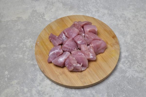 Begin by washing the meat and patting it dry thoroughly with paper towels. It's crucial to remove excess moisture from the meat to ensure it sears properly. Cut the meat into large pieces, approximately 5 cm in size. This will help maintain its juiciness during cooking.

