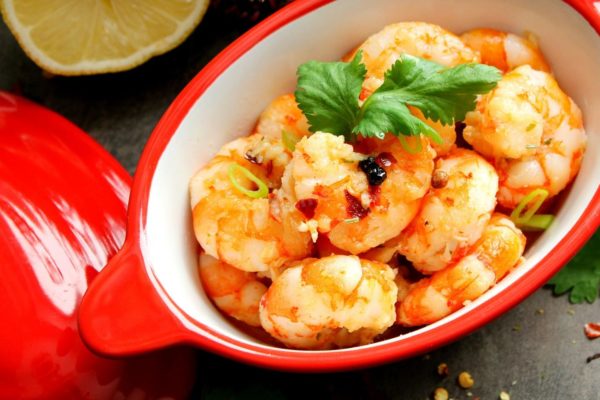 Transfer the cooked shrimp to a serving plate. Try to leave any peppers (if used) in the pan, as they have already served their purpose. Garnish the dish with lemon and fresh herbs. You can pair these shrimp with a creamy sauce and serve them with a glass of white wine or enjoy them with tomato sauce alongside a cold beer.

