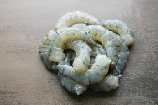 Peel the shrimp, removing the shells and heads. Don't forget to devein them if necessary.


