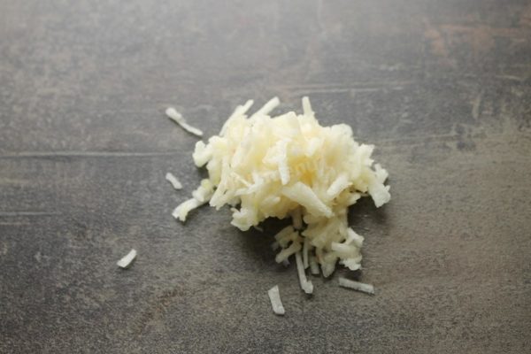 Crush the garlic using a garlic press or finely chop it with a knife.


