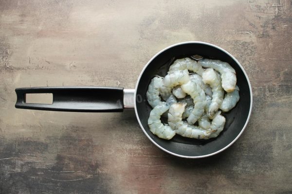 Heat one tablespoon of sunflower or olive oil in a frying pan. Add the shrimp to the hot oil. You can find tips on choosing the perfect frying pan and selecting the right vegetable oil in separate articles (links provided at the end of the recipe).


