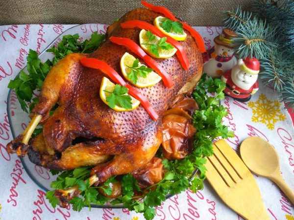 Goose Whole with Apples in the Oven with a Crispy Crust
