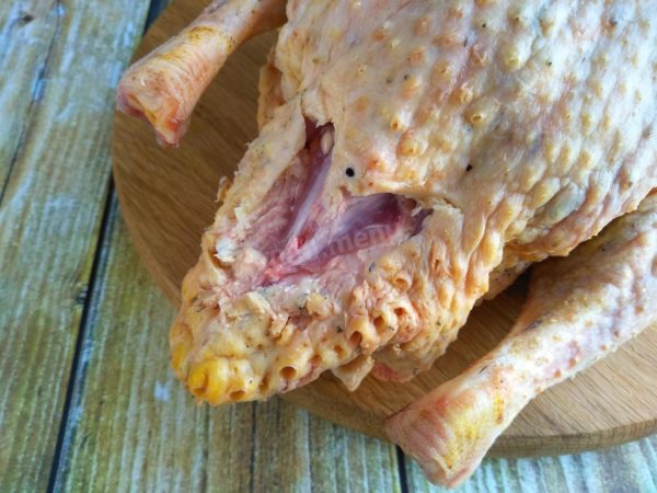 Thoroughly clean the tail gland and trim excess fat from the abdomen. Wash and pat dry the goose with paper towels, ensuring it's completely dry. Combine all the dry spices.


