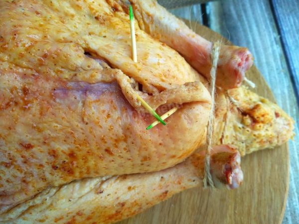 Seal the abdominal incision with toothpicks and tie the goose's legs with sturdy twine. Preheat the oven to 210-220 degrees Celsius (410-428 degrees Fahrenheit).

