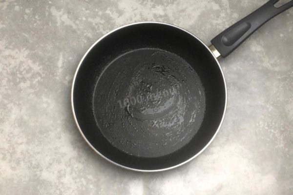 Take a frying pan with a thick bottom; this is essential for proper bread baking. Grease the bottom and sides of the pan with vegetable oil. Even if you have a non-stick frying pan, it's a good precaution to grease it.

