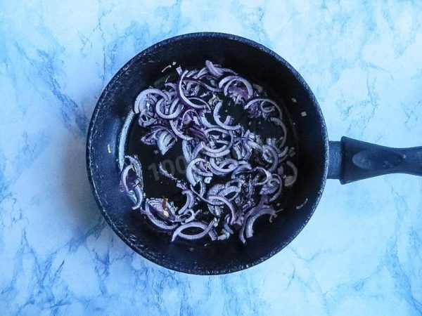 Peel the onion, wash it, and cut it into half-rings. Heat a pan with oil and sauté the onion for about 3 minutes, stirring constantly. It should become slightly softened but not overly cooked. Allow it to cool completely.


