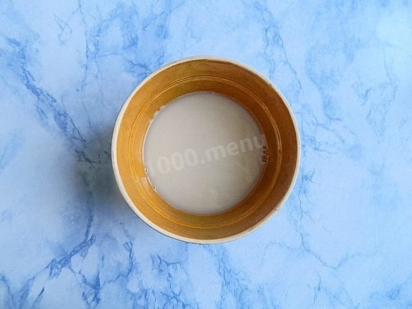In warm water (37-40°C), add sugar and yeast. Stir with a spoon until the sugar is completely dissolved. If you don't have a kitchen thermometer, you can gauge the temperature by dropping a small amount of water onto your inner wrist. If it feels neither cold nor hot, you've reached the correct temperature.


