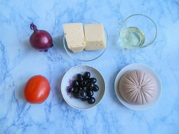About half an hour before cooking, preheat the oven to 200 degrees Celsius (392 degrees Fahrenheit). While the dough is rising, prepare the pizza toppings. Choose a cheese that melts well and your favorite sausage. Yellow onions work better than red ones, as they have a milder flavor and taste sweeter.


