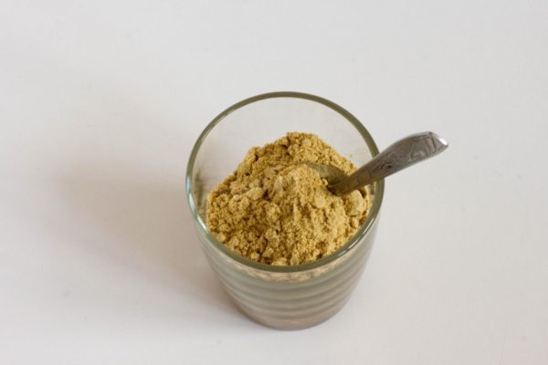 Add the mustard powder into the glass with the vegetable oil.


