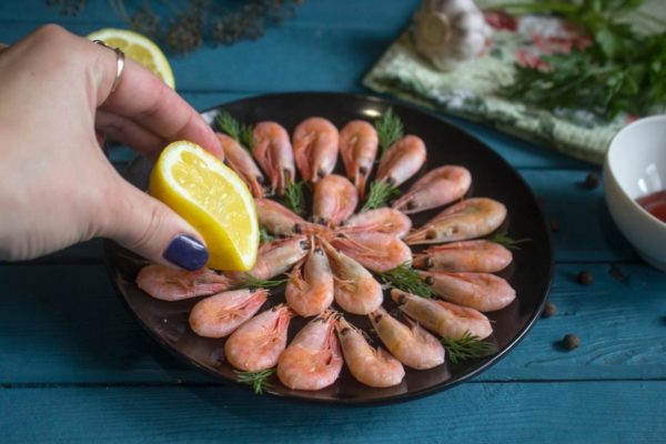 Drizzle lemon juice over the cooked shrimp.

