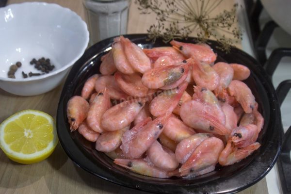 How to prepare boiled-frozen shrimp? Gather all the necessary ingredients. The shrimp should be of uniform size and whole, with a thin ice coating. Typically, store-bought shrimp are already pre-boiled, which makes the cooking process faster.

