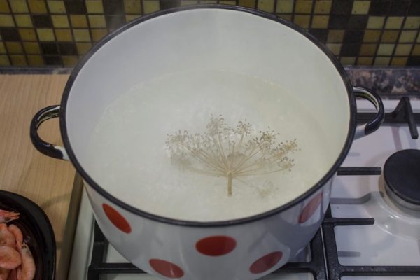 Place an umbrella of dried dill in the boiling water. Alternatively, you can use fresh dill, dill seeds, or omit it altogether based on your preference.

