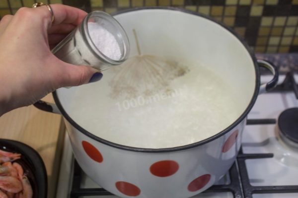 Add a generous amount of salt – approximately 40-45 grams per 1 liter of water.

