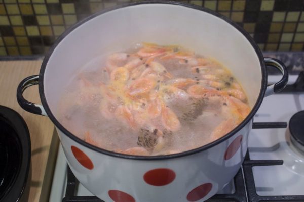 Boil the shrimp for 2-3 minutes. Shrimp meat is delicate, and overcooking can make it tough.

