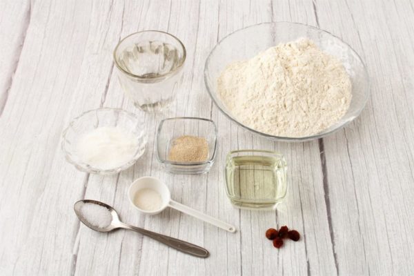 To make lean dough larks, start by preparing the necessary ingredients for the dough. You can use any odorless vegetable oil. Slightly warm the water to 38-40°C.


