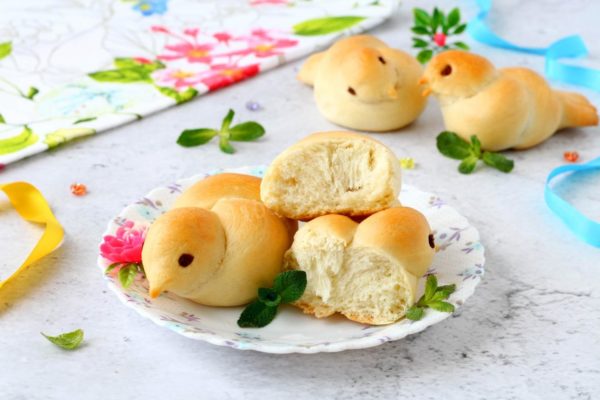 Despite the absence of eggs or milk in the dough, it will turn out soft, tender, and delicious. Bake these lark-shaped buns and let the warmth of spring fill your home. Enjoy your meal!

