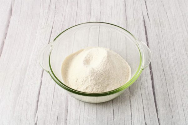 In a wide bowl, sift the flour through a sieve to enrich it with oxygen. This will help the dough rise easily and make the pastry fluffy and airy.


