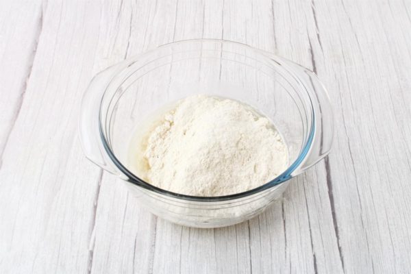 Gradually add the sifted flour. Don't add all the flour at once; you may need more or less than the specified amount depending on the quality and properties of the flour. Begin by mixing with a spoon.


