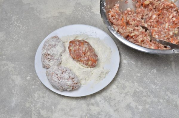 With wet hands, shape oblong cabbage rolls from the minced meat and then roll them in flour. This recipe yields 8 rolls, but you can adjust the quantity as needed.



