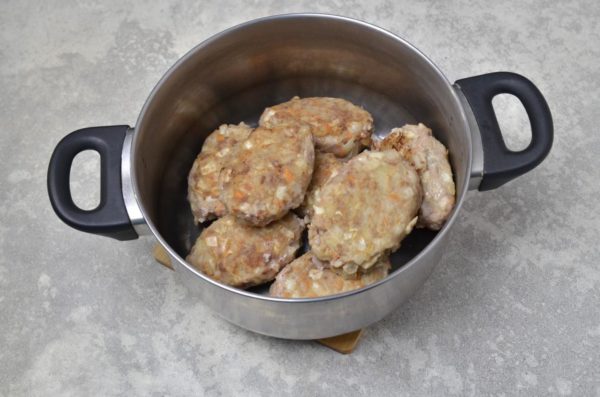 Place the fried cabbage rolls in a saucepan with a thick bottom, or you can use a Dutch oven or a frying pan with high sides.



