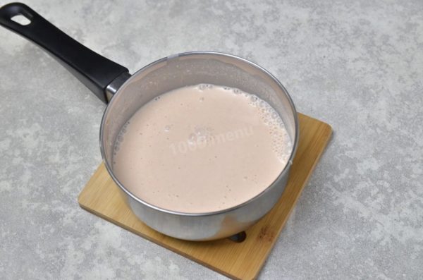 Prepare the sauce by mixing sour cream with tomato paste. Dilute this mixture with hot water until it reaches the consistency of liquid kefir. Add salt to taste.


